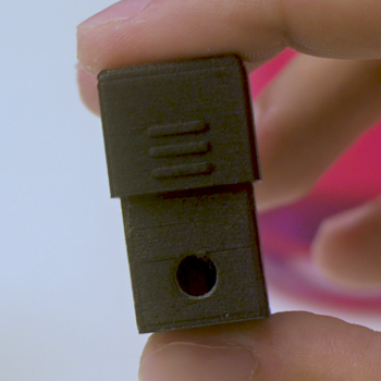 Closing the cuvette housing