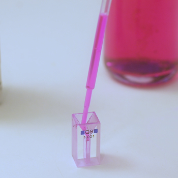 Filling the cuvette with Rhodamine B solution